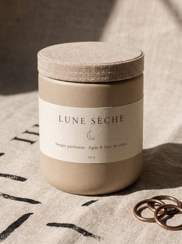 Bougie LUNE SÈCHE posée sur un lin naturel, lumière du jour
