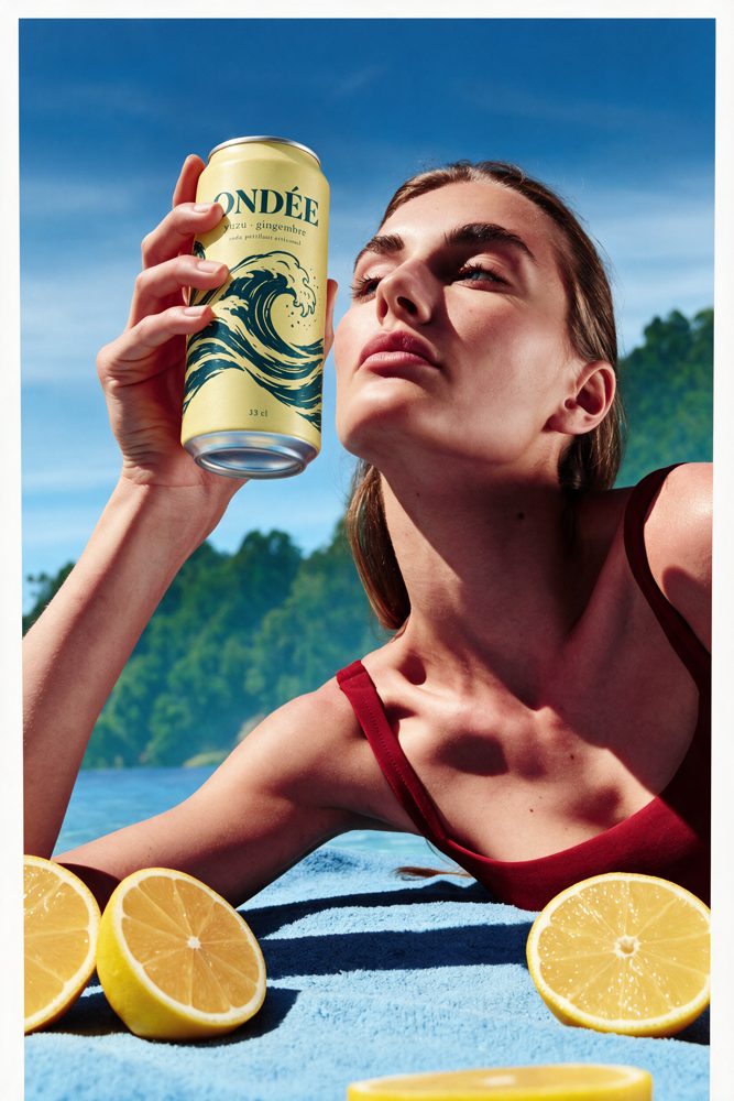 Affiche ONDÉE : une femme boit la canette de soda au bord de l'eau